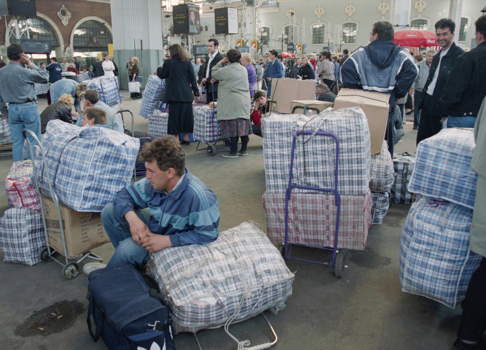 Челноки в 90 х. Россия 1990 челноки. Челноки с баулами в 1990-е. Клетчатая сумка. Клетчатая сумка 90х.