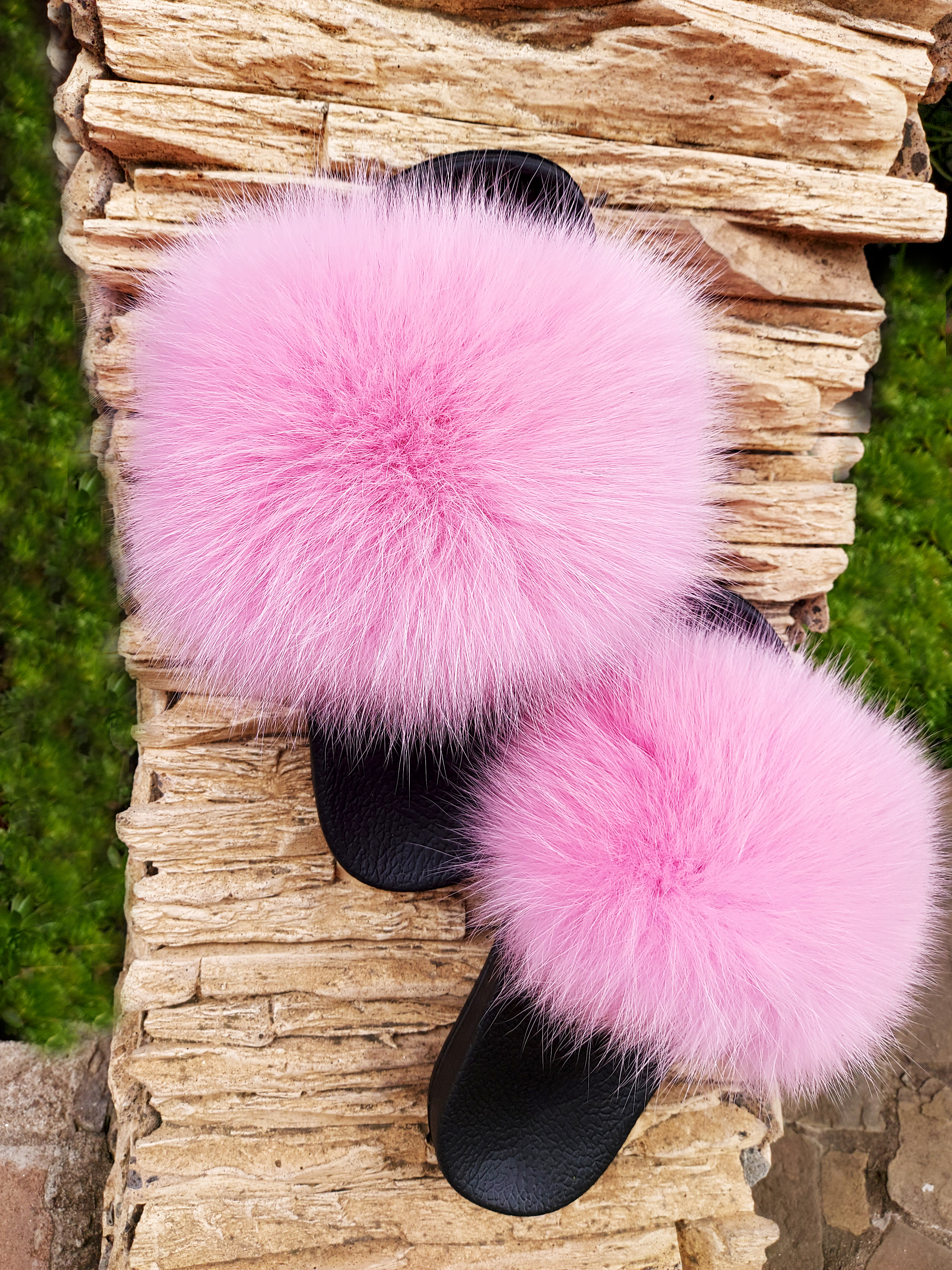 Меховые шлёпанцы финского песца. Тапки с мехом. Шлепки с черным мехом. Шлепки с черным мехом. Тапочки с мехом.