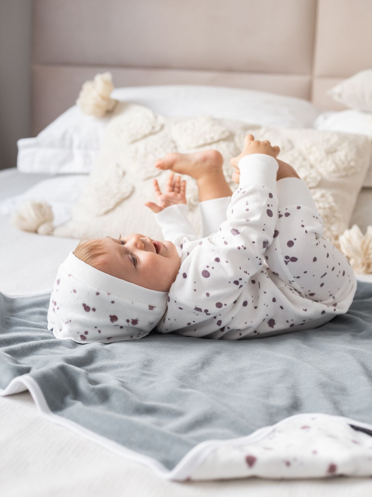 Комбинезон Mjolk Sleep and Play Кляксы велюровый с открытой ножкой