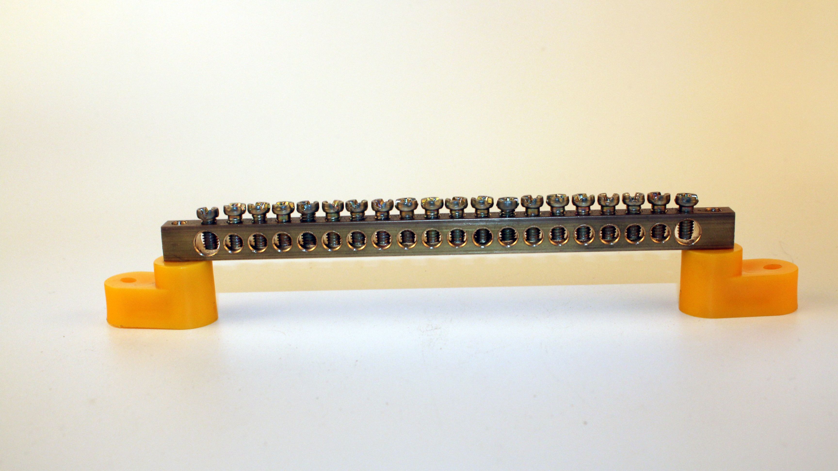 шина нулевая legrand 4854. изолятор нулевой шины. изолятор sm25 (м6) силовой с болтом. шина нулевая 6х9-24-у2-с. шина заземления на изоляторах 20 отверстий.