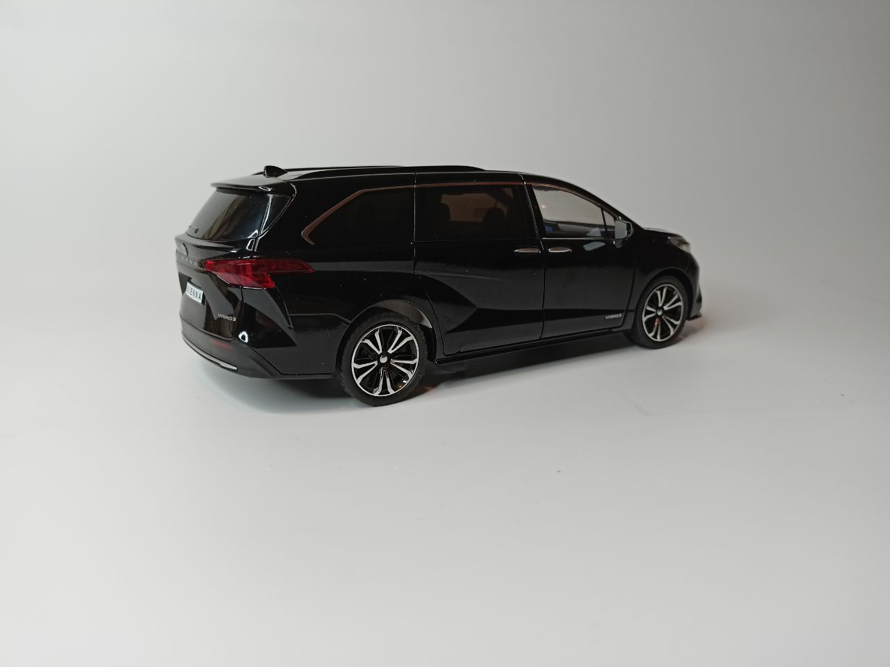 Модель автомобиля Toyota Sienna коллекционная металлическая игрушка масштаб  1:24 черный - купить с доставкой по выгодным ценам в интернет-магазине OZON  (897257277)