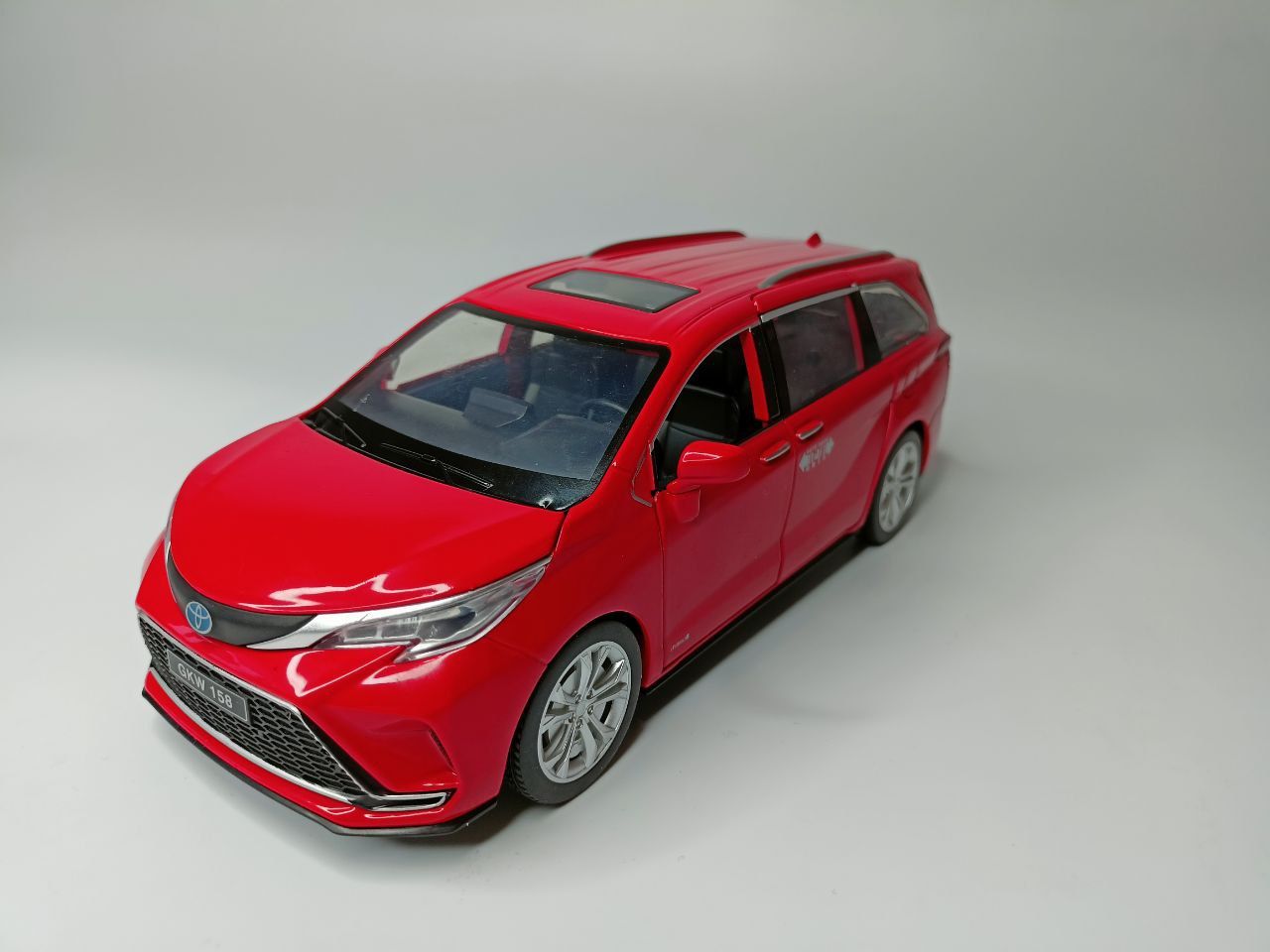 Коллекционная машинка игрушка металлическая Toyota Sienna для мальчиков  масштабная модель 1:24 красный - купить с доставкой по выгодным ценам в  интернет-магазине OZON (845284154)