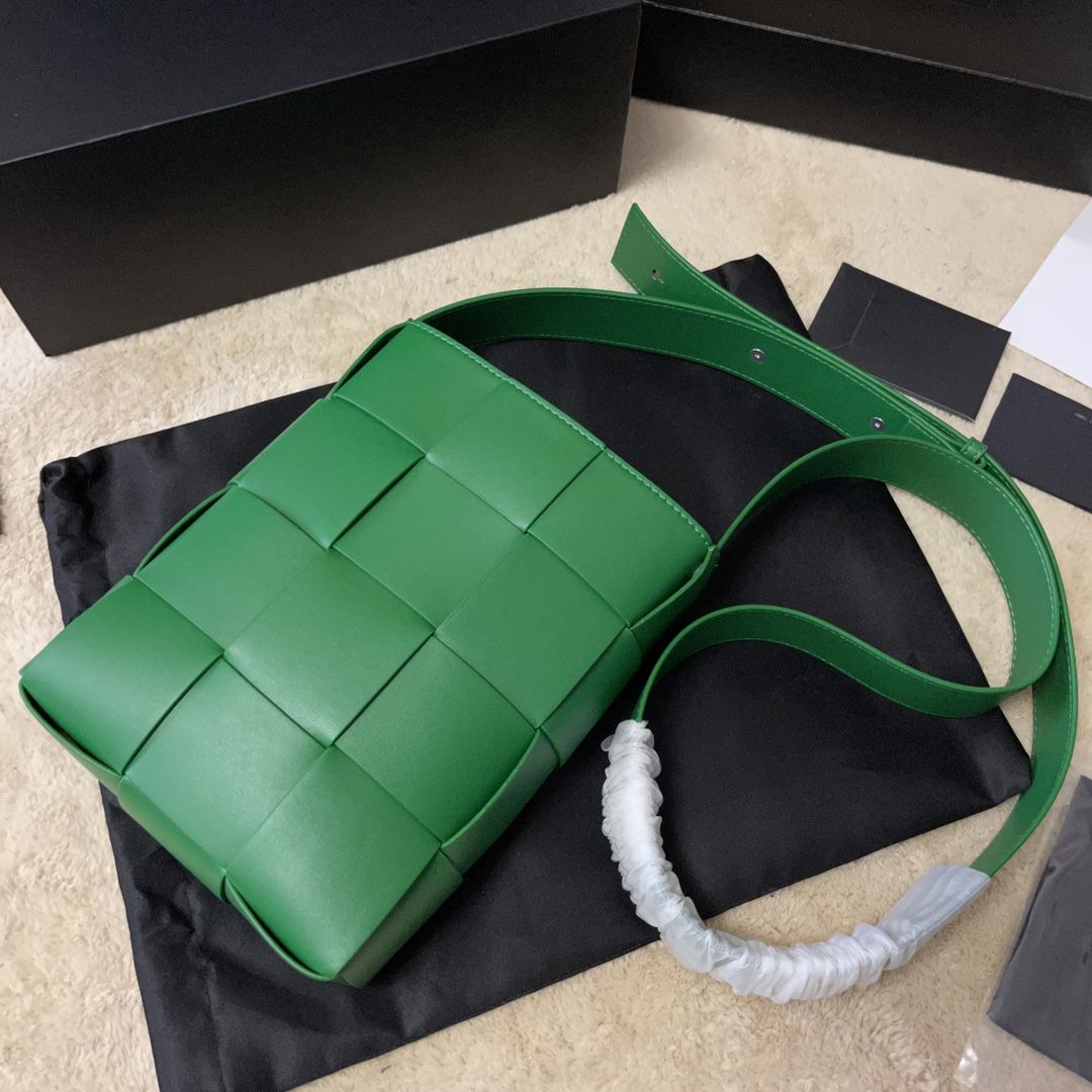 Bottega Veneta бермуды