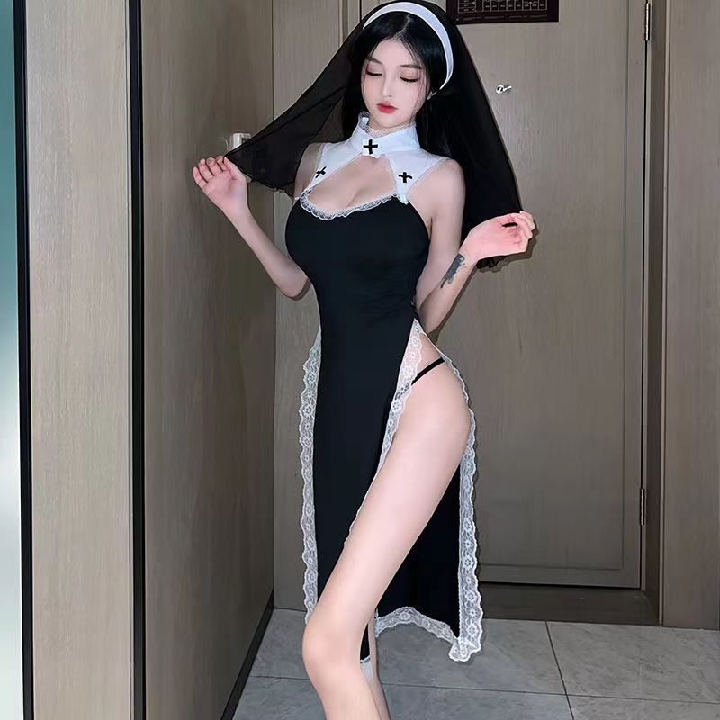 Чулки и колготки монахини - это объект желания в этом любительском секс-видео.