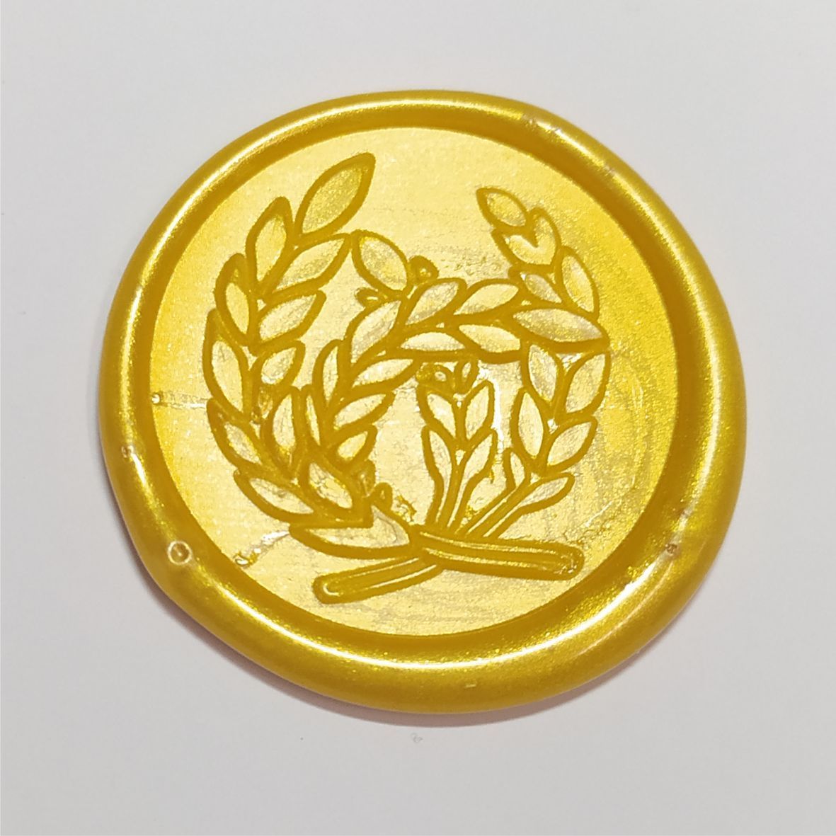 золотая печать на сертификате. рельефная печать. золотой оттиск. золотой сургуч. золотая сургучная печать.