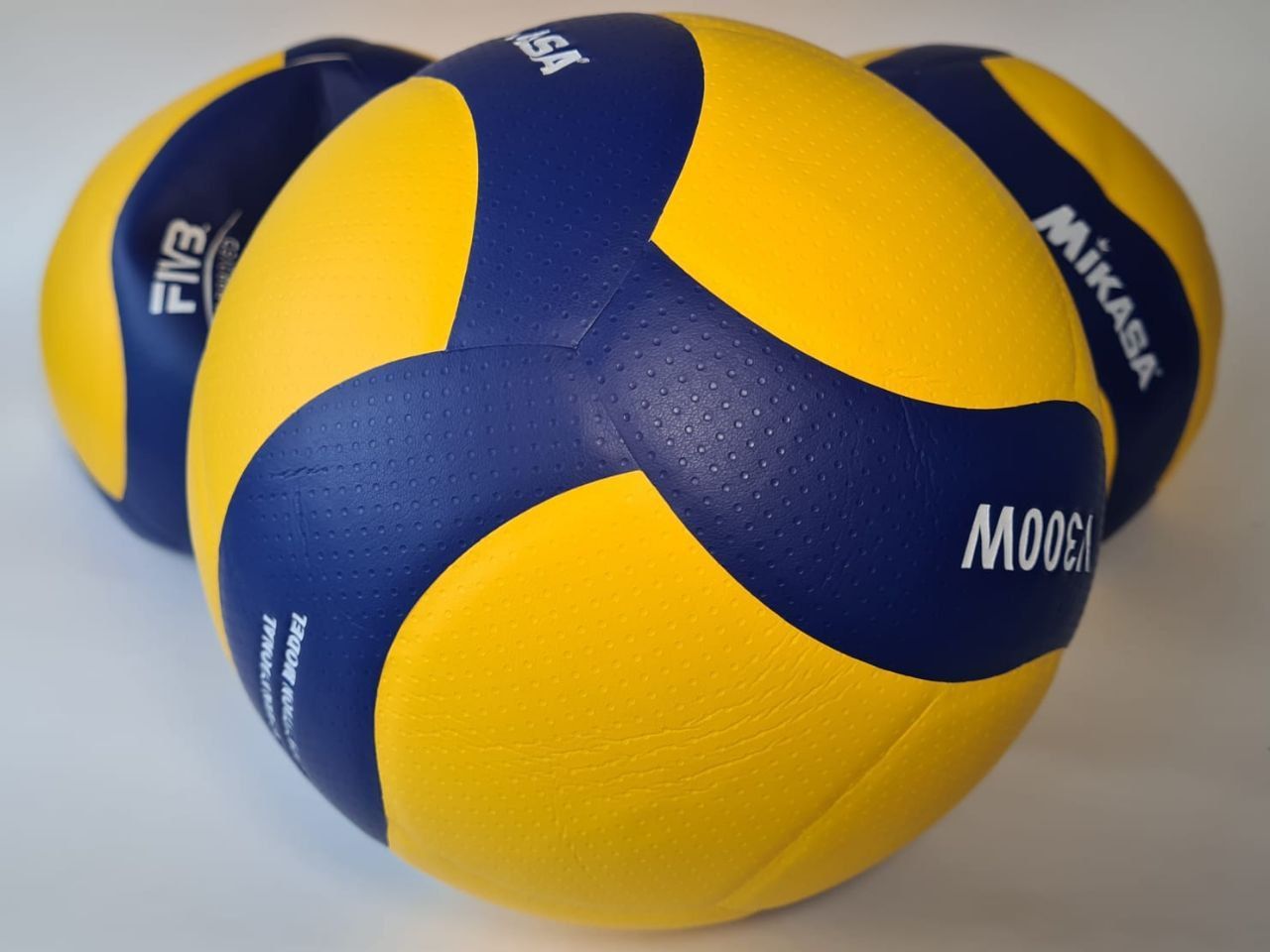 Мяч микаса оригинал. Волейбольный мяч Микаса v300w. Волейбольный мяч Микаса v390w. Оригинальный мяч Микаса волейбол v300w. Mikasa v320mw.