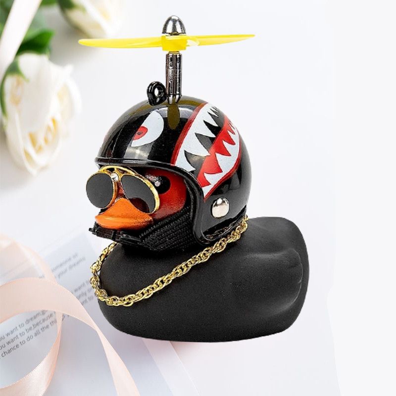 Car duck. Уточка в машину. Утка на панель авто. Утка в автомобиль с пропеллером. Утёнок в каске с пропеллером.