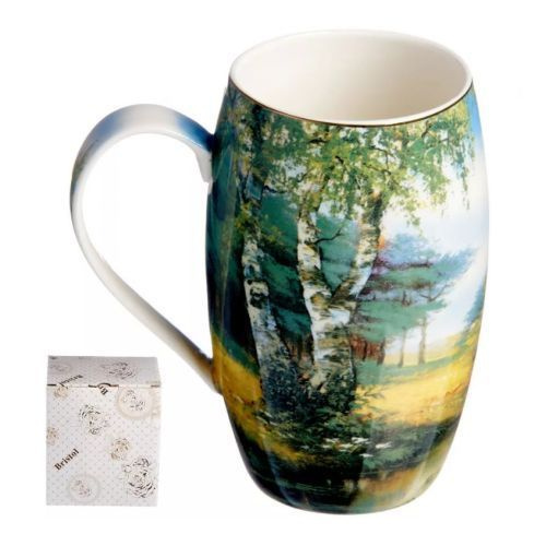 кружка с горячим напитком и береза