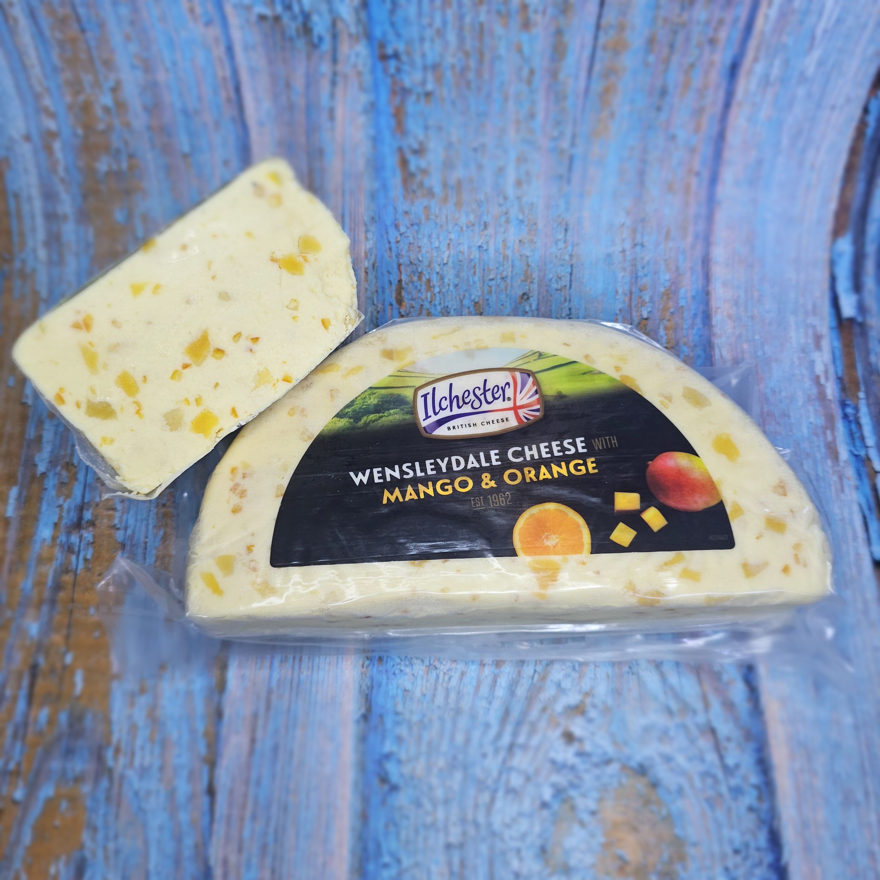 Полутвёрдый сыр Ilchester Wensleydale mango & orange (Илчестер Уэнслидейл с Манго и Апельсином) отрезной кусок 500гр (упакован в вакуум)