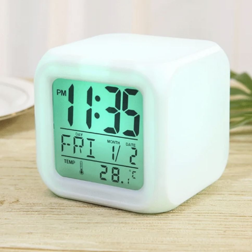 Электронные настольные часы будильник КУБ с сенсорной подсветкой хамелеон.  #1