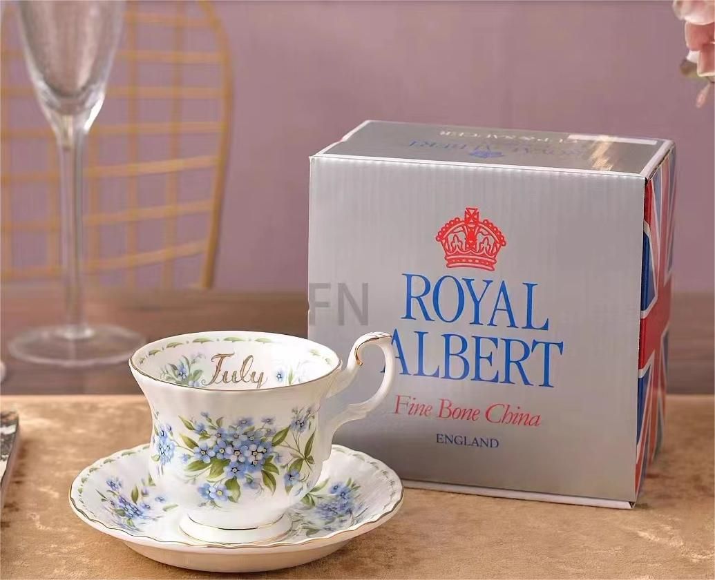 Чайная пара Royal Albert. Серия "Цветок месяца". Англия. Костяной фарфор. Клеймо 70-е гг. Незабудки в июле