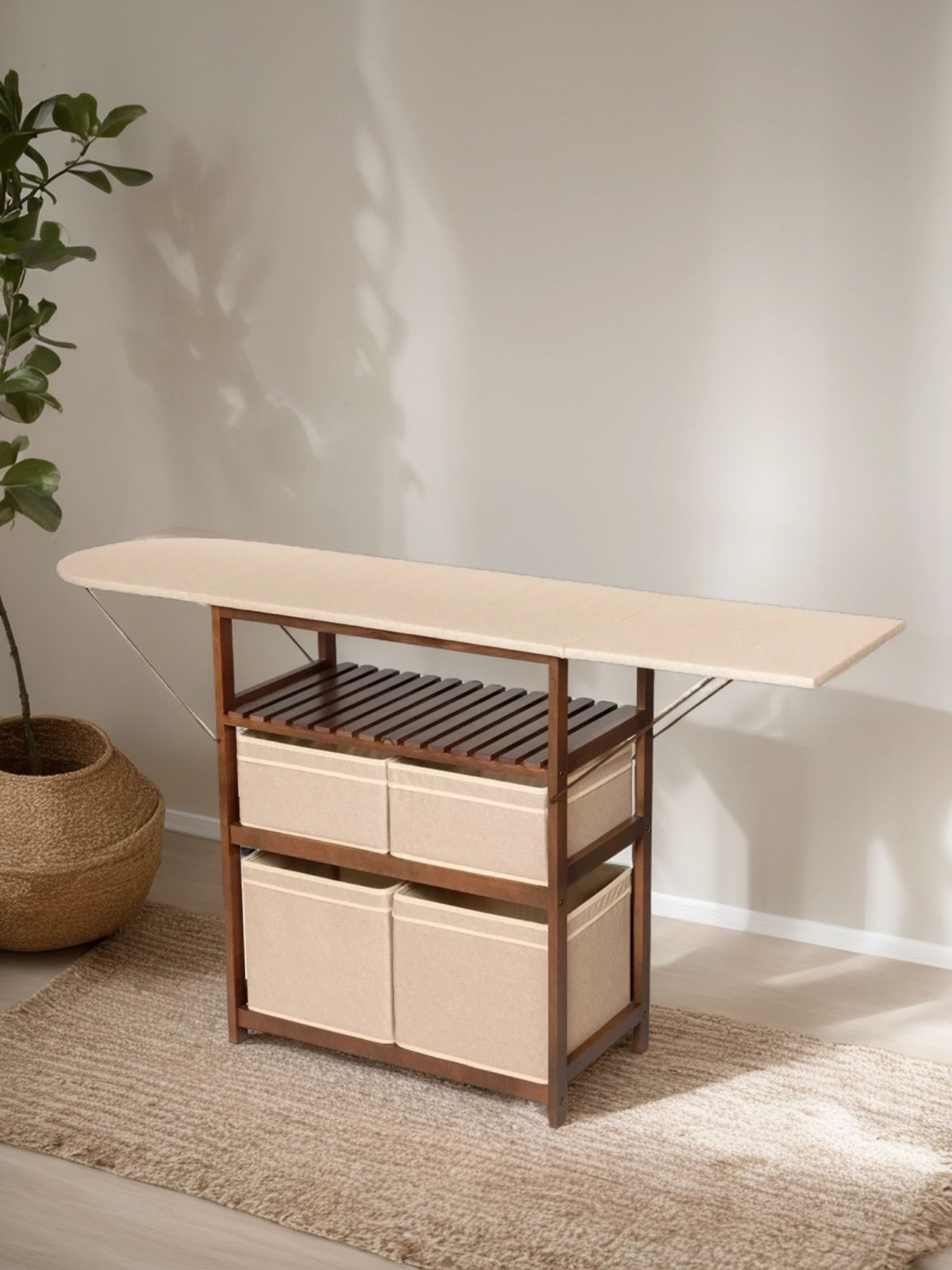 Кот, сидящий рядом с тумбой