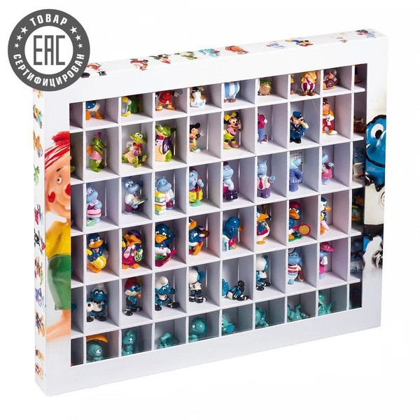 яркая коробка настольной игры на полке в магазине