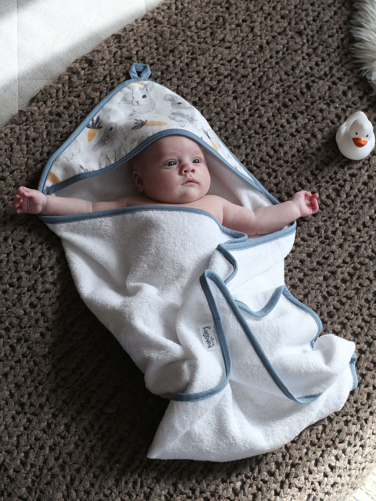 Ваш малыш растет быстро, и наши полотенца успевают за ним! Глубокий капюшон, размер 90х90 см идеально подходят для укутывания с головы до пят.
