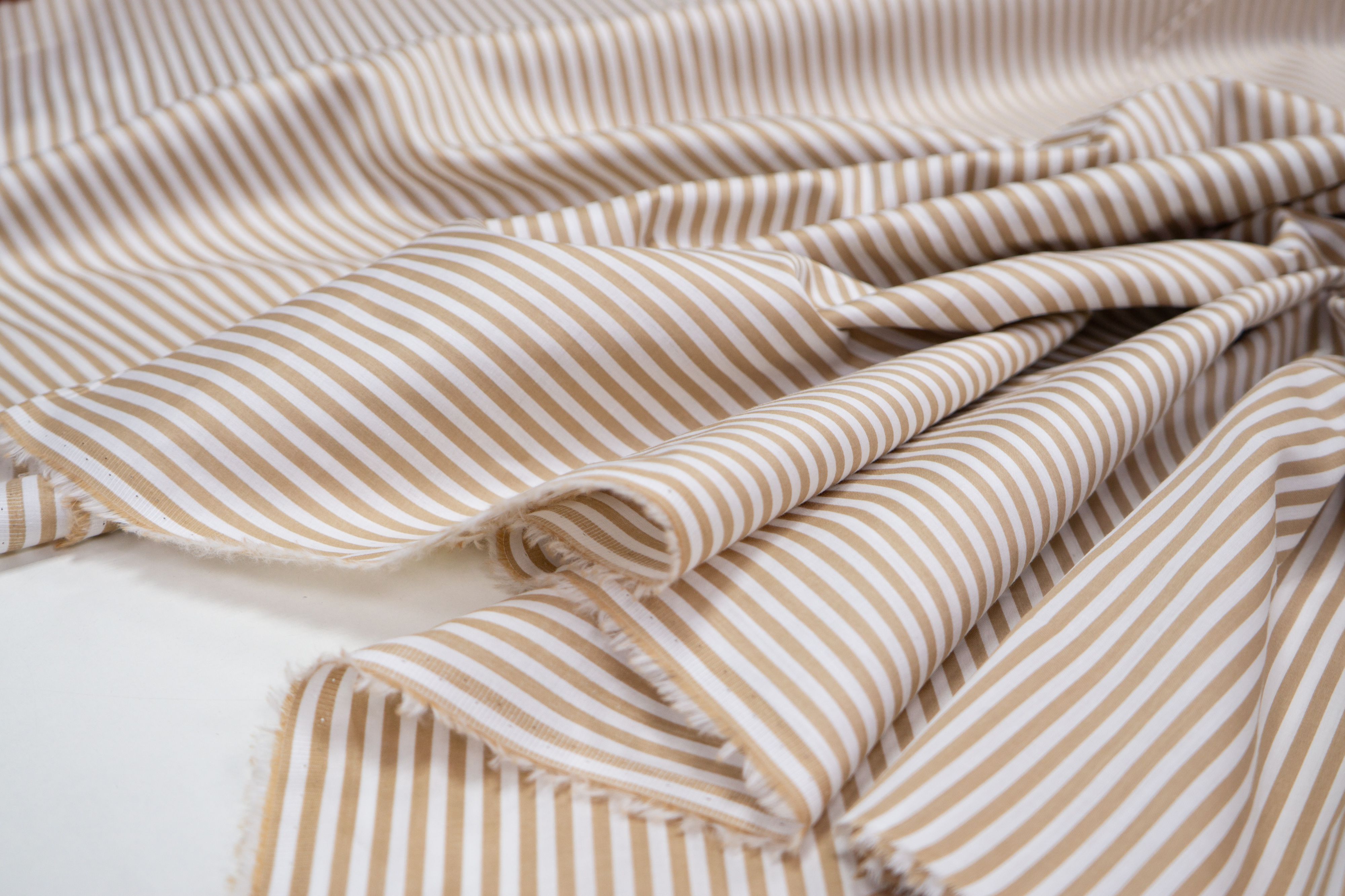 Хлопок тонкий глянцевый бежевая полоска