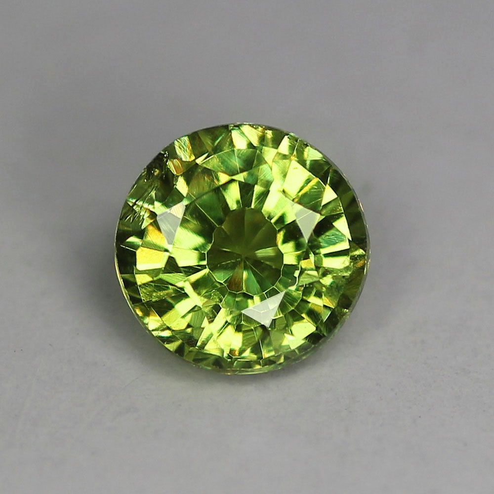 Натуральный камень Демантоид-Гранат, 0.55 ct. Огранка Круг.