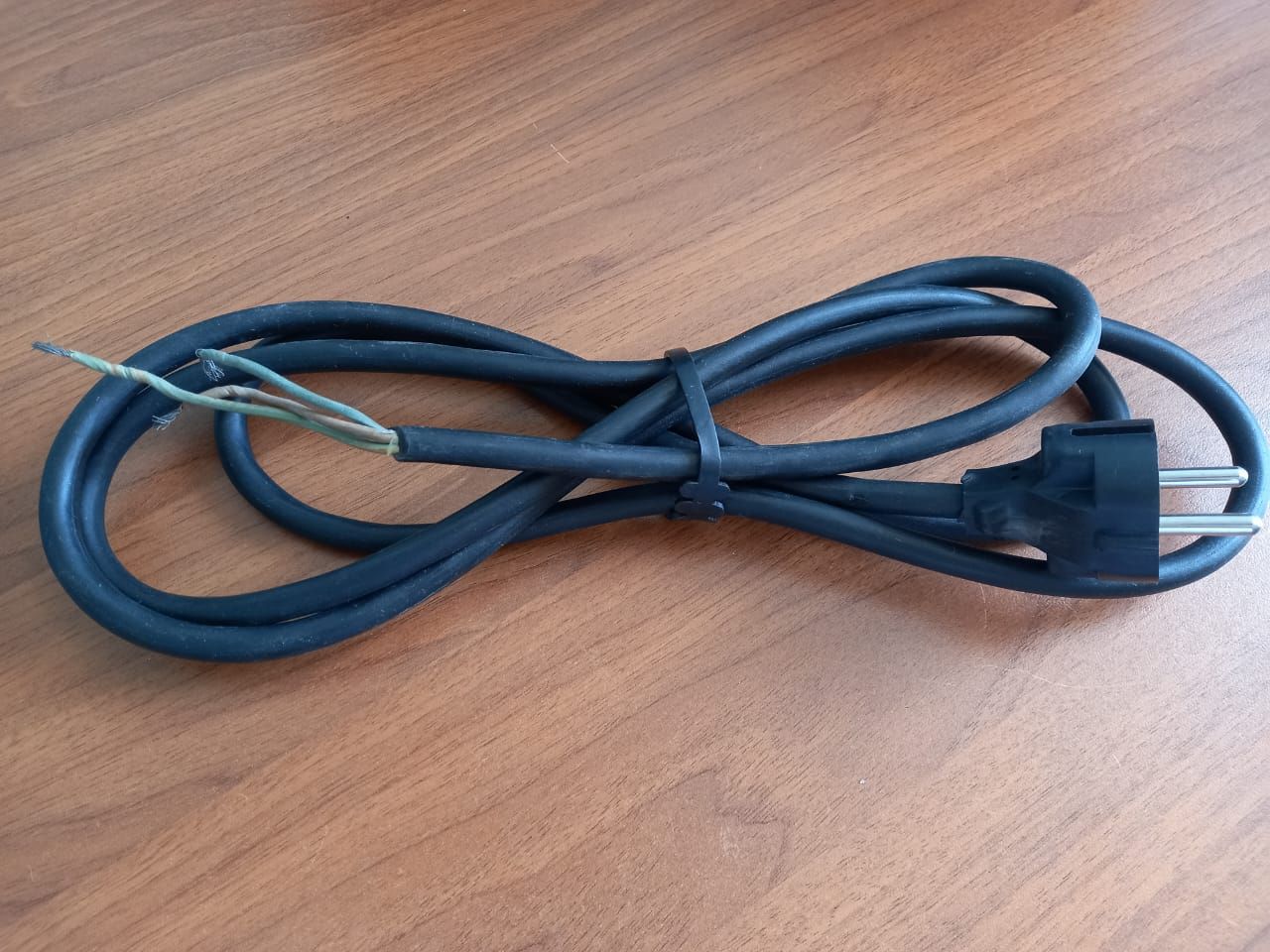 Шнур сетевой с вилкой Ливны-Электро электрический 3х0,75 ПРС 6А 2,0 м черный