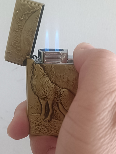 Классическая газовая обычная зажигалка, металл, шлифовальный круг ...