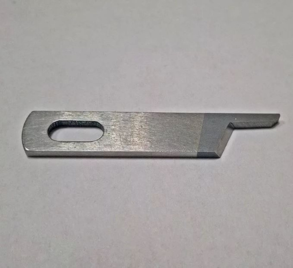 Lama Inferiore Per Tagliacuci Bernina 700d / 800d / 800dl – Ricambio Originale Nuovo