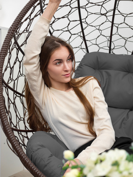 Кресло КОКОС на подставке с ротангом коричневое, серая подушка купить ...