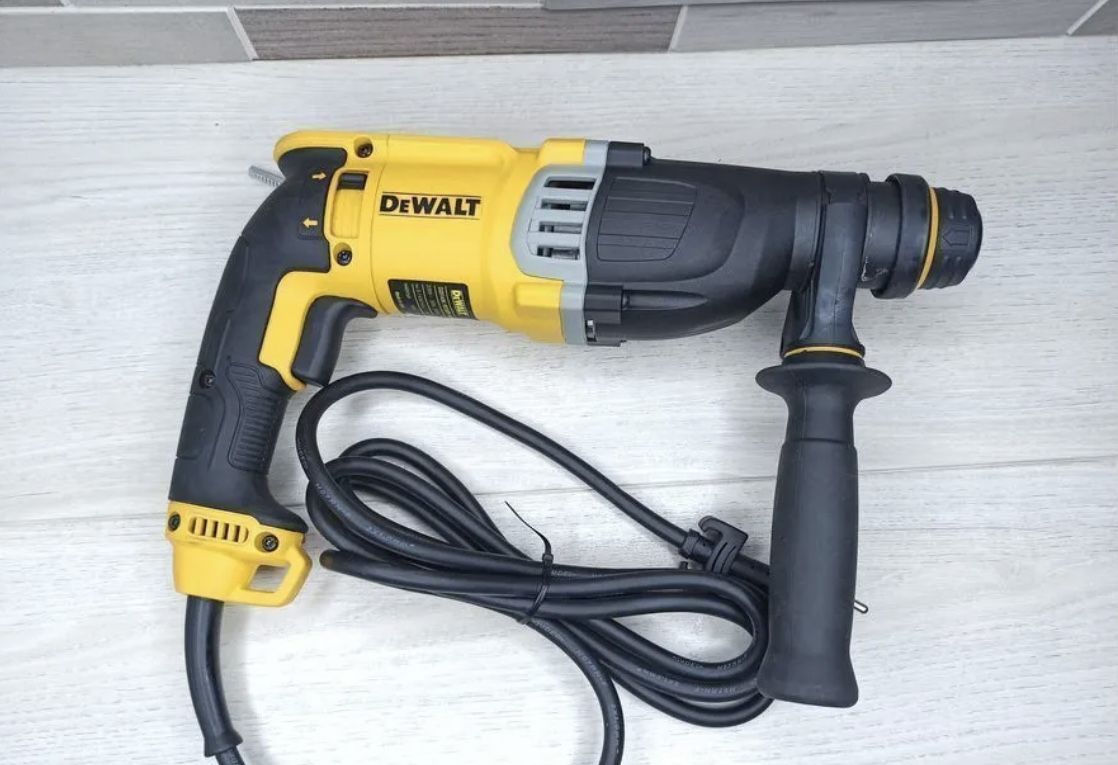 DeWalt Перфоратор 900 Вт