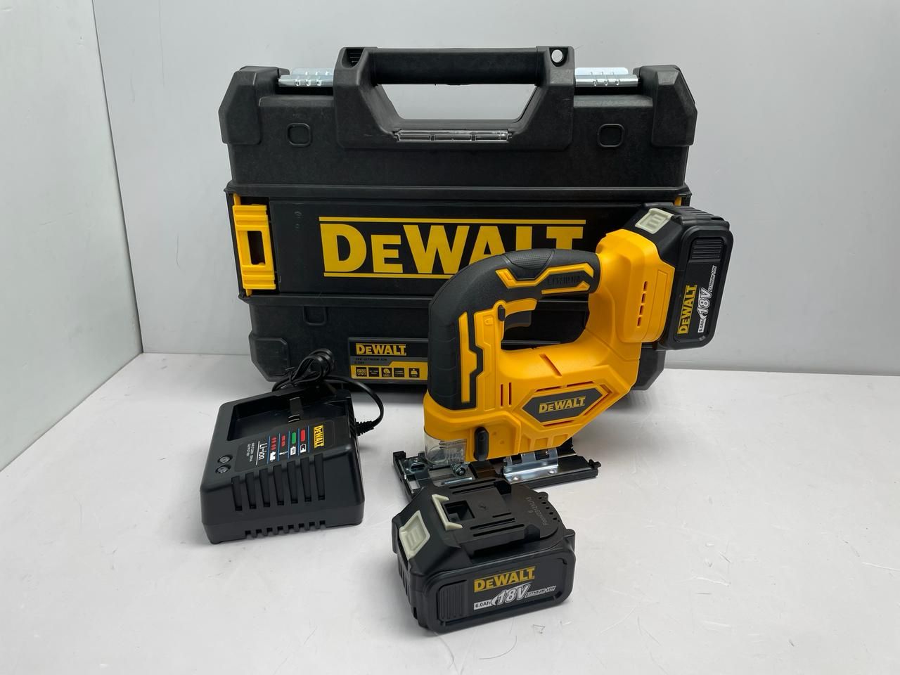 Аккумуляторный лобзик DeWalt DCS330Li (в кейсе)