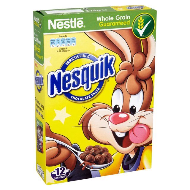 Готовый несквик. Хлопья нестле несквик. nestle nesquik шоколадные шарики. старая коробка несквик. коробка хлопьев несквик.