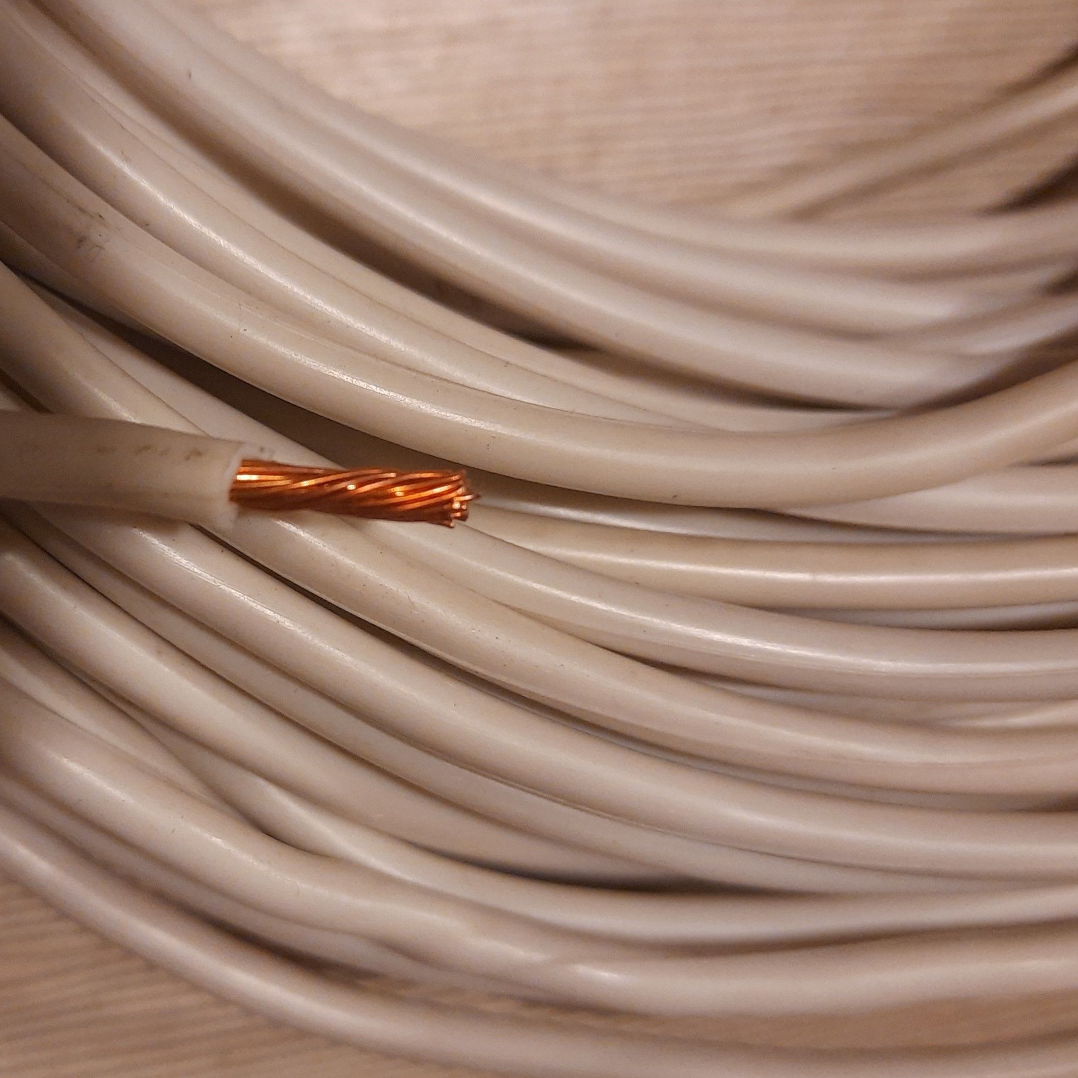 Пример применения провода РКГМ в помещении