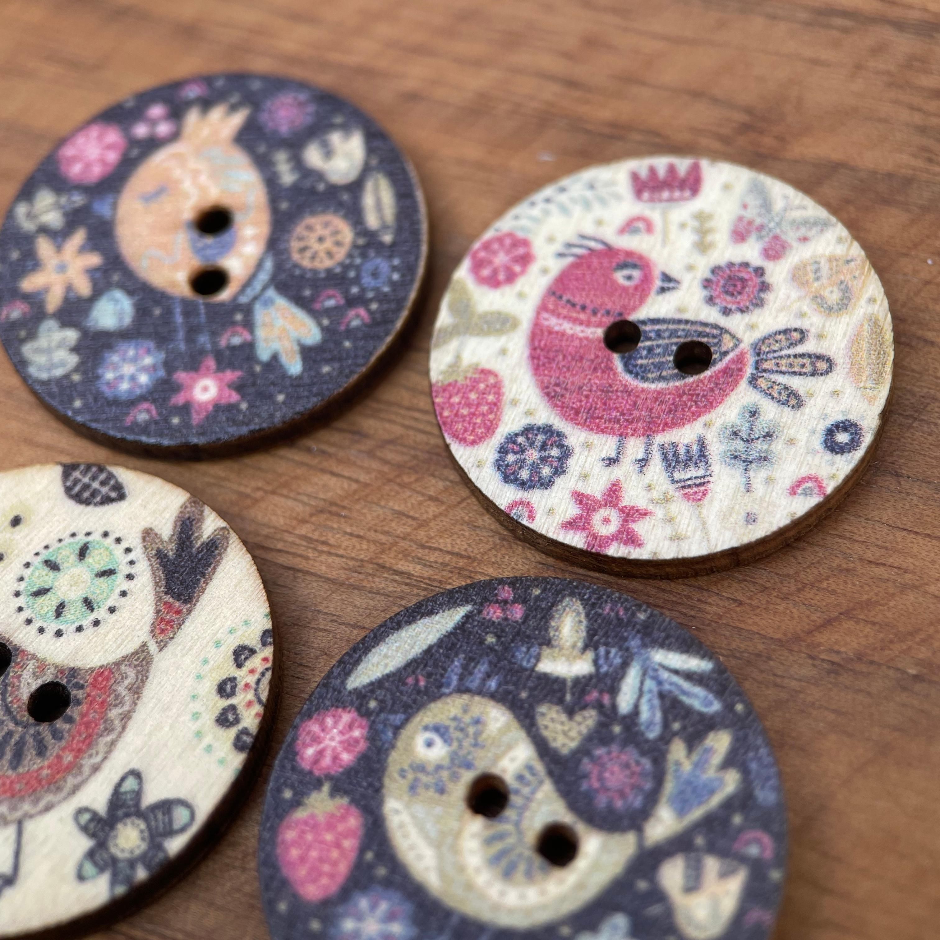 Деревянные декоративные пуговицы с разноцветными птицами и кошками 25мм 20 шт.