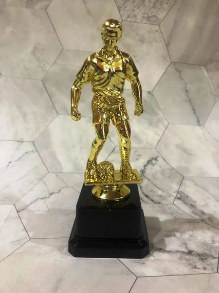 футбольный трофей на пьедестале