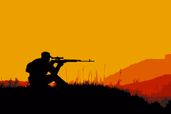 игрок с ружьем смотрит на дым вдалеке