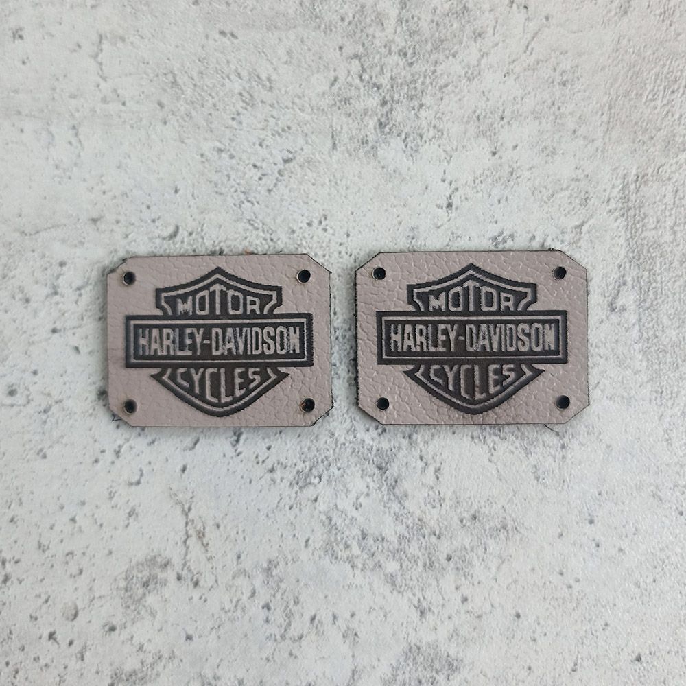 Комплектиз2маленькихкожаныхнашивокHarley-Davidson.Размеркаждойнашивки:2,9x2,2см.Цвет:Светло-серый