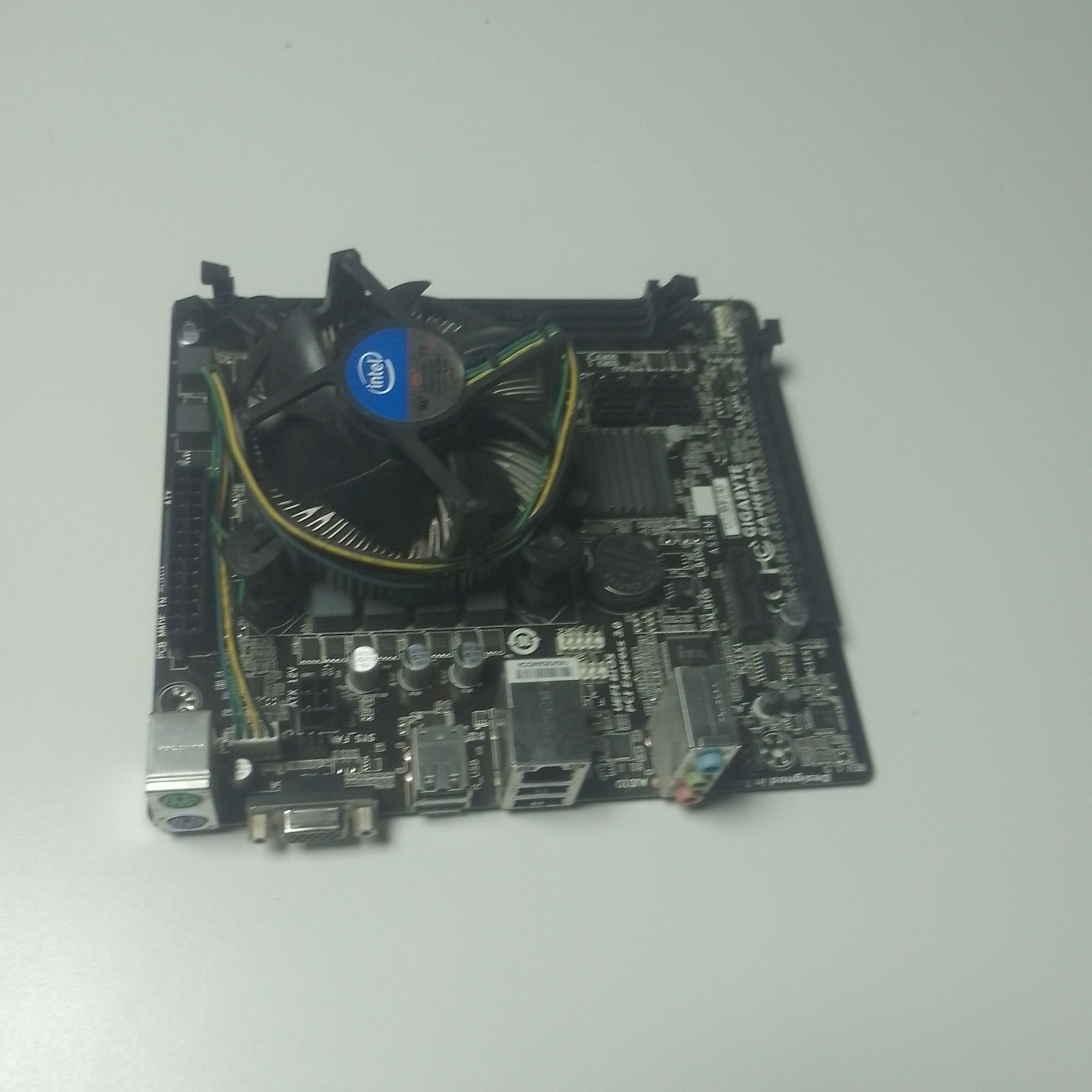 МатеринскаяплатаGA-H61M-SLGA1155PCI-EDsubGbLANSATAMicroATX2DDR3G2030кулер