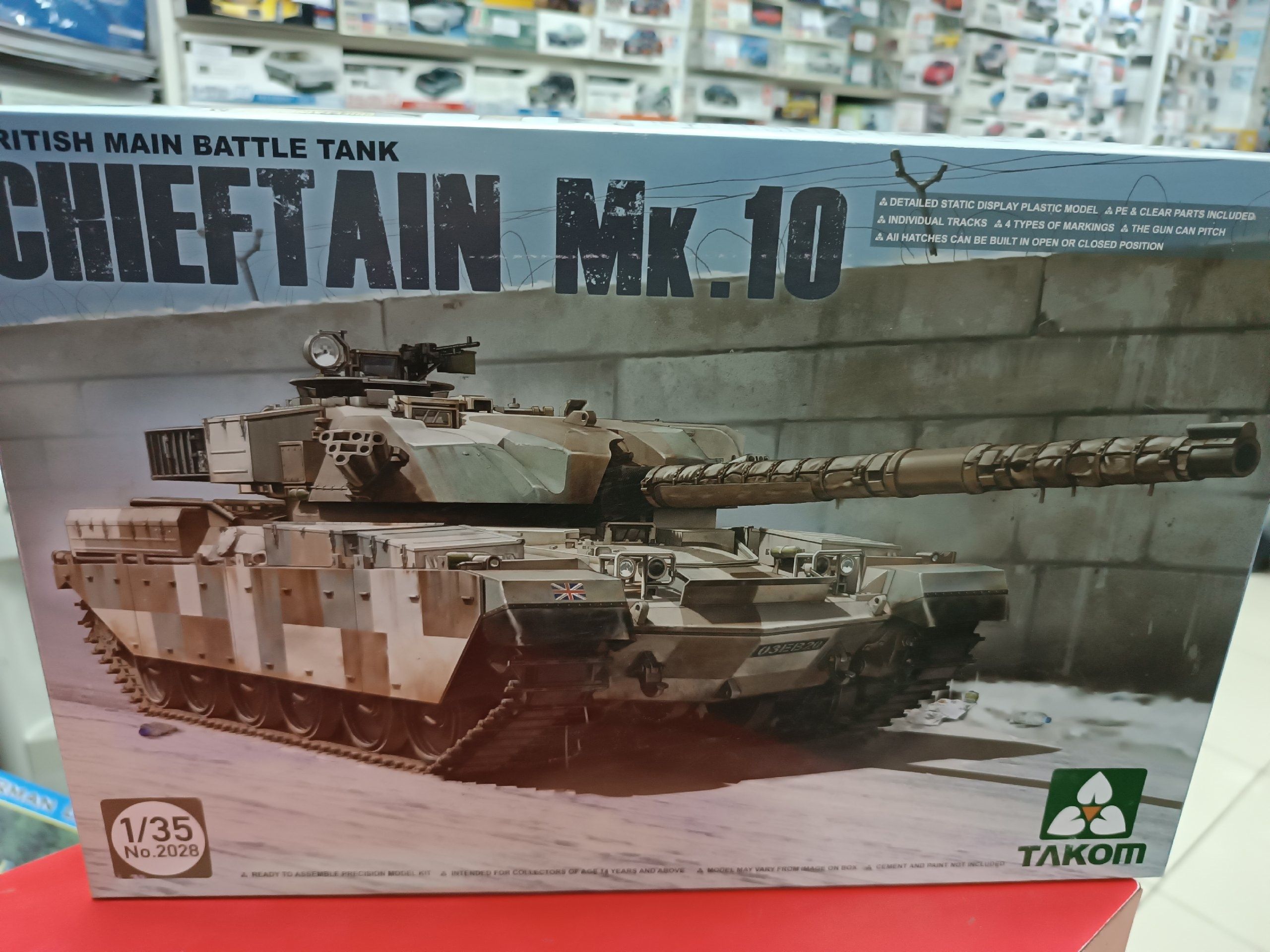 2028 British Main Battle Tank Chieftain Takom 1:35 Сборная модель