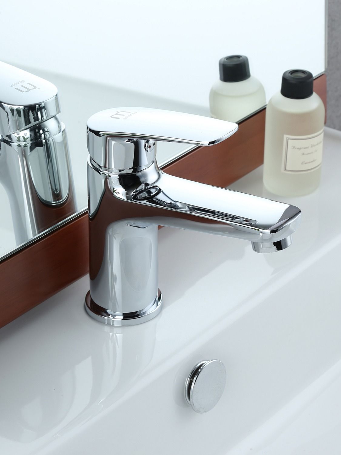 Фото товара на маркетплейсе ozon Смеситель для раковины Milardo, латунь, хром, Niagara, NIASB00M01