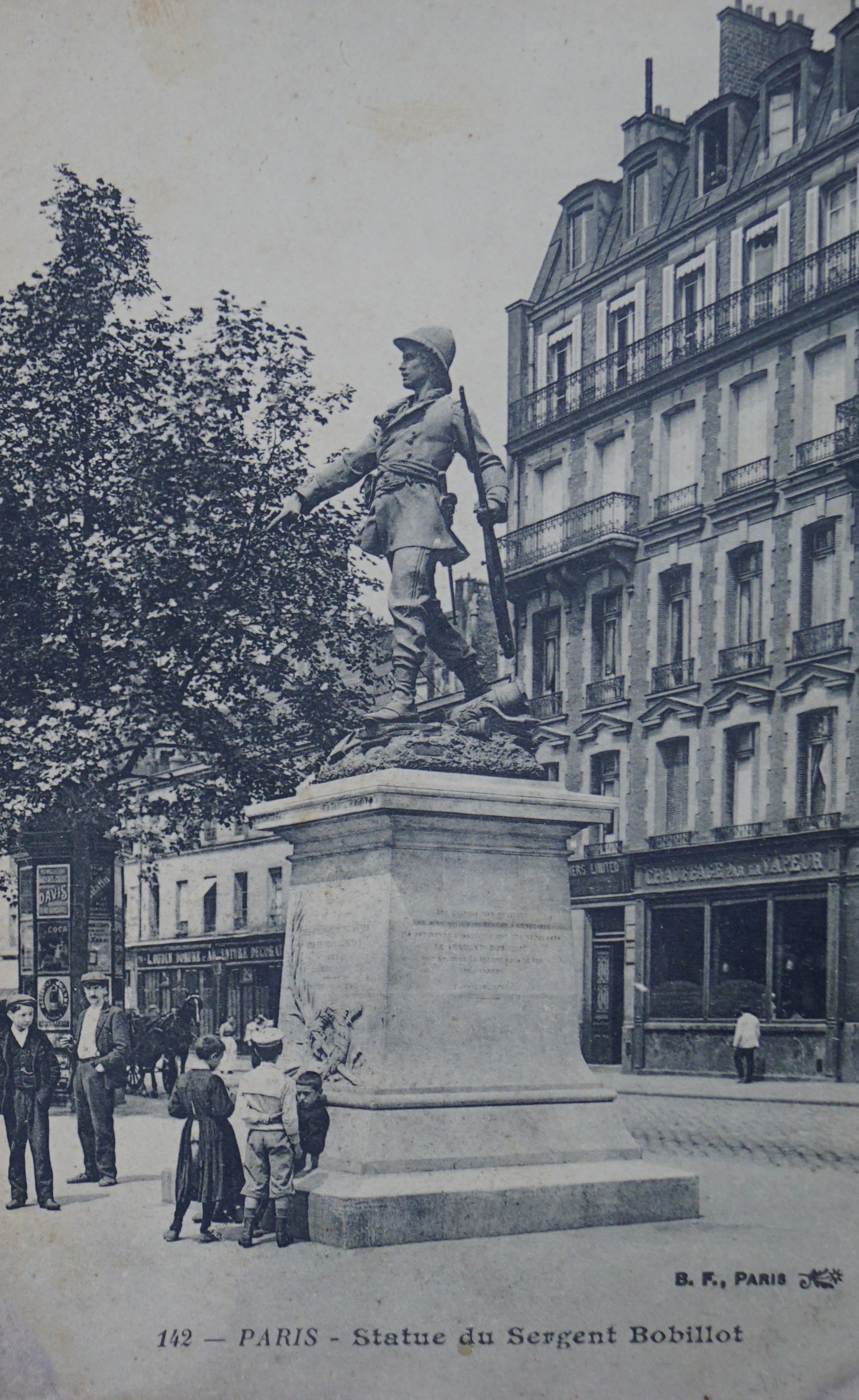 Антикварная открытка "Памятник сержанту Бобийо". Франция, 1910-1920