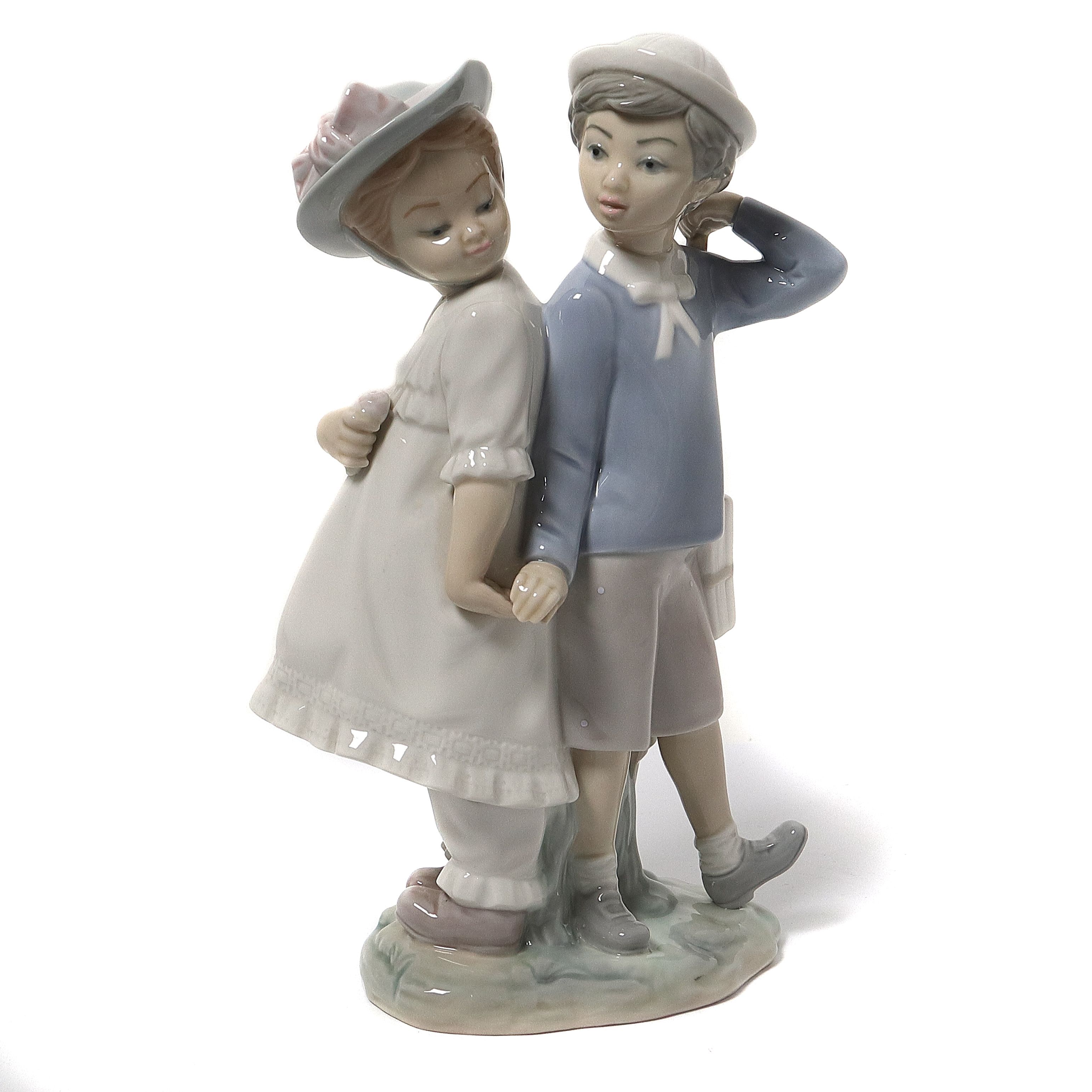 Фарфоровая фигура "Мальчик с девочкой". Испания, Lladro.