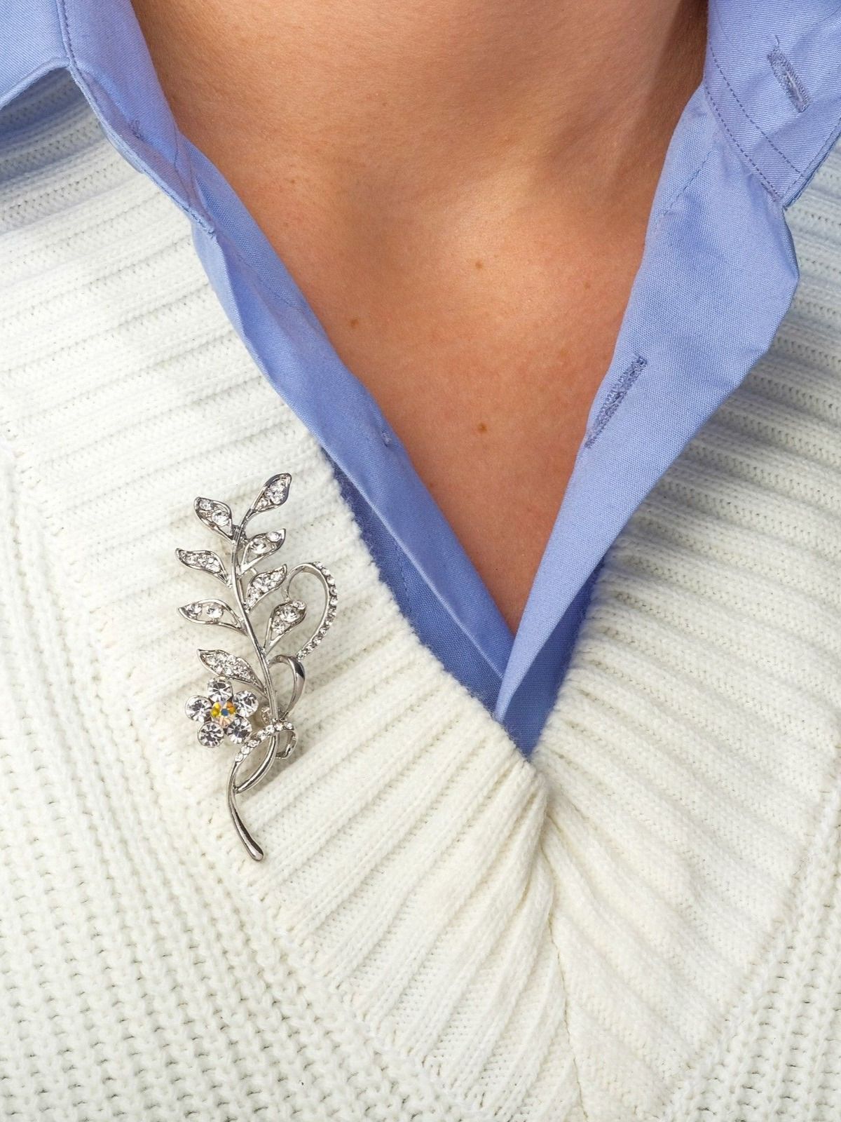 Брошь женская бижутерия "Ветвь" с цветком, белая в серебре, стильное украшение на одежду