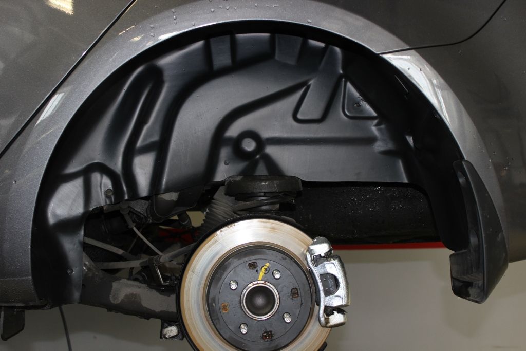 Шум подкрылок. Подкрылки камаз 53215 локеры. Masterwax am 117 антишум жидкие подкрылки. Шумоизоляция арок камри 50. Шумка арок колес.