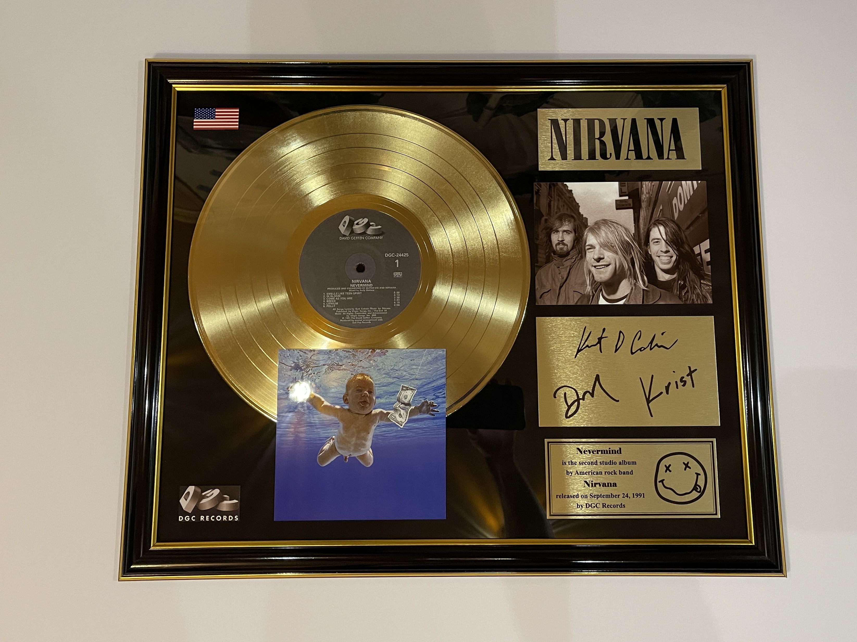 Nirvana Nevermind золотая виниловая пластинка в рамке и автографы группы