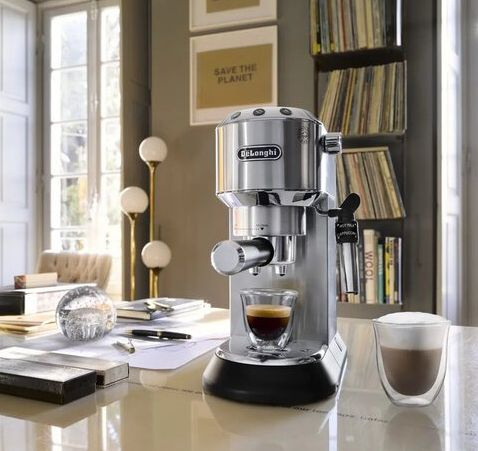 Кофеварка рожковая DeLonghi Dedica EC685.M с ручным капучинатором ...