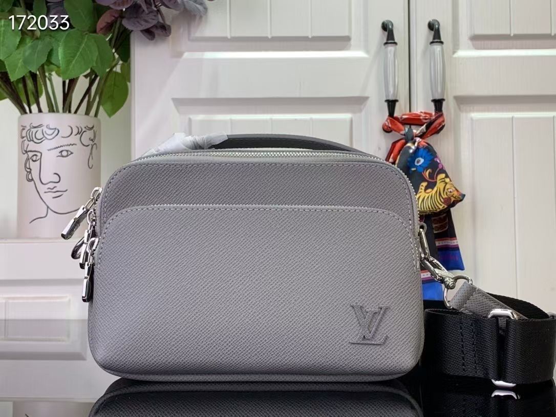 LouisVuittonСумканаплечобагет