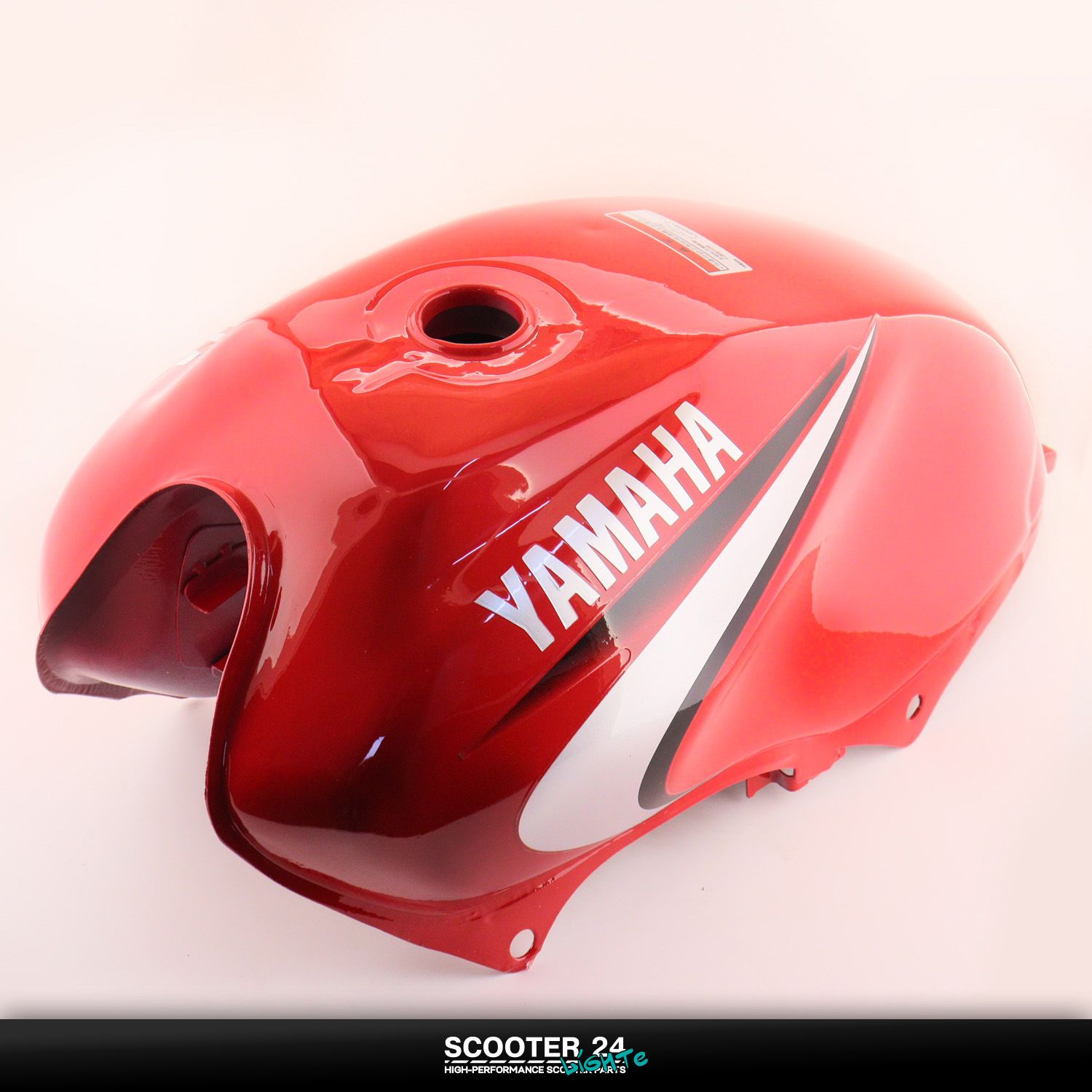 Бак топливный на мотоцикл Yamaha YBR 125 кубов (красный) бензобак для Ямаха ЮБР "KOMATCU"