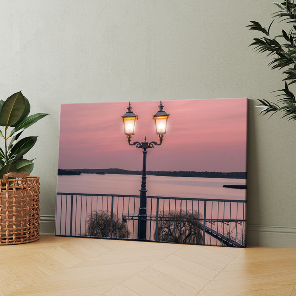 Картина на холсте (Уличный фонарь на перилах с видом на озеро) 20x30 см ...