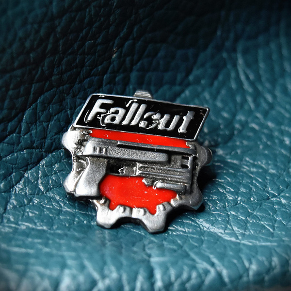 Металлиеский значок пистоле Fallout цветной купить на OZON по низкой ...