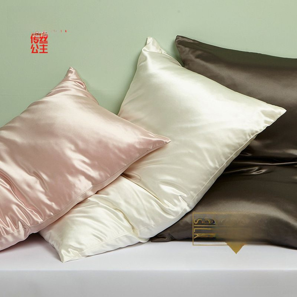 шелковая наволочка на подушке