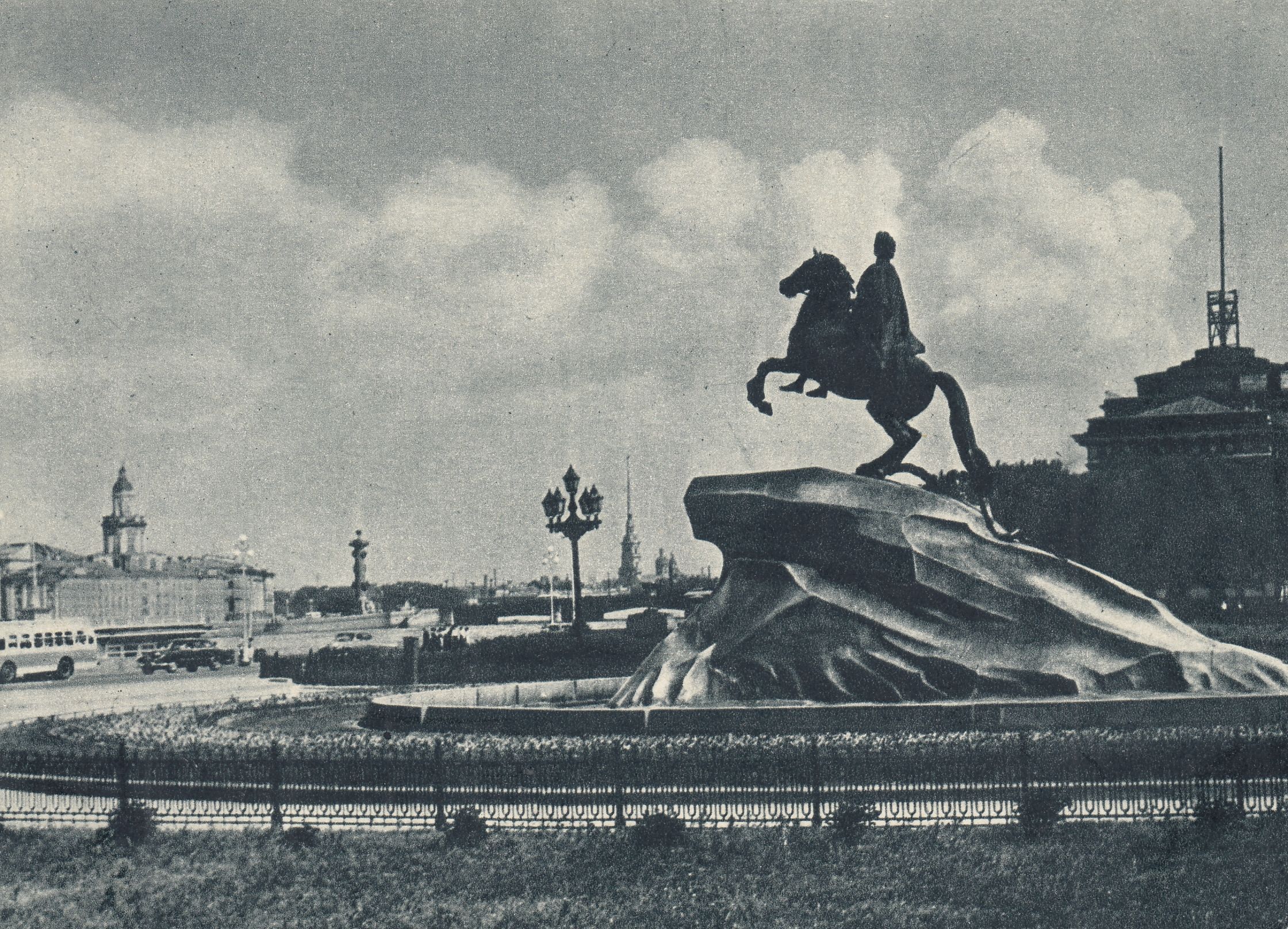 Памятник петру в ленинграде. Памятники ленинграда медный всадник. Памятник петру 1 в санкт-петербурге медный всадник. Бенуа медный всадник. Памятник петру 1 в санкт-петербурге медный всадник.