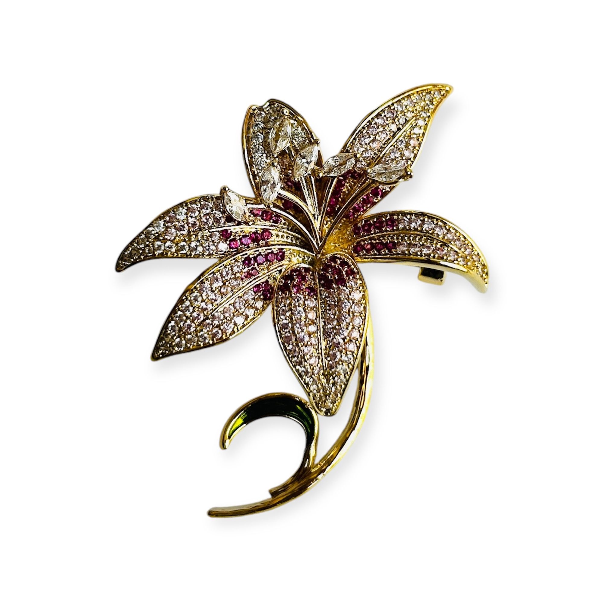 Брошь Премиальная "Очаровательная Дизайнерская Золотистая Лилия Усыпанная Сверкающими Рубино-Хрустальными Кубическими Цирконами с Изумрудной Эмалью"