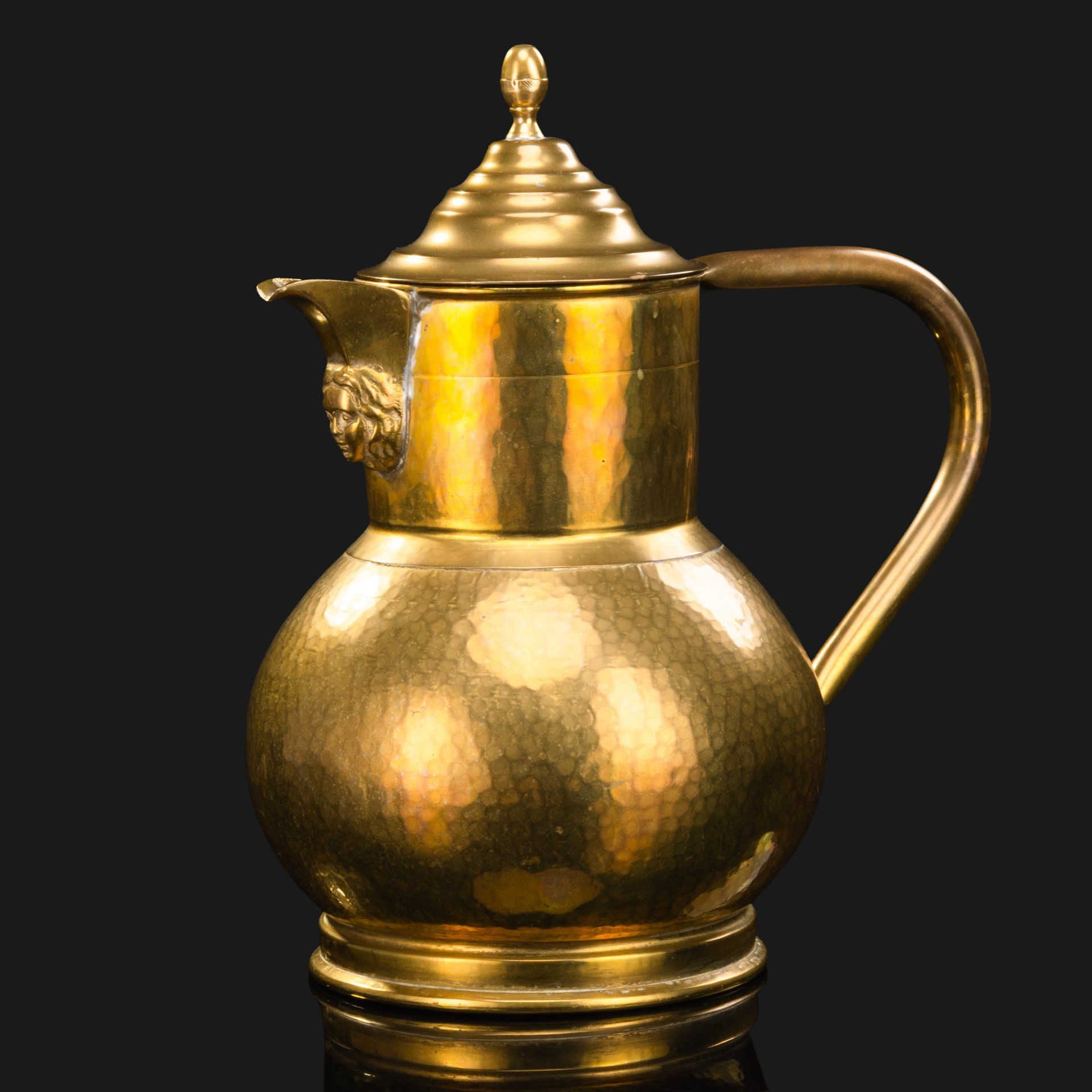 Кувшин винтажный для воды крупный, украшенный ритмичным чеканным узором, латунь, чеканка, Индия, 1960-1980 гг.