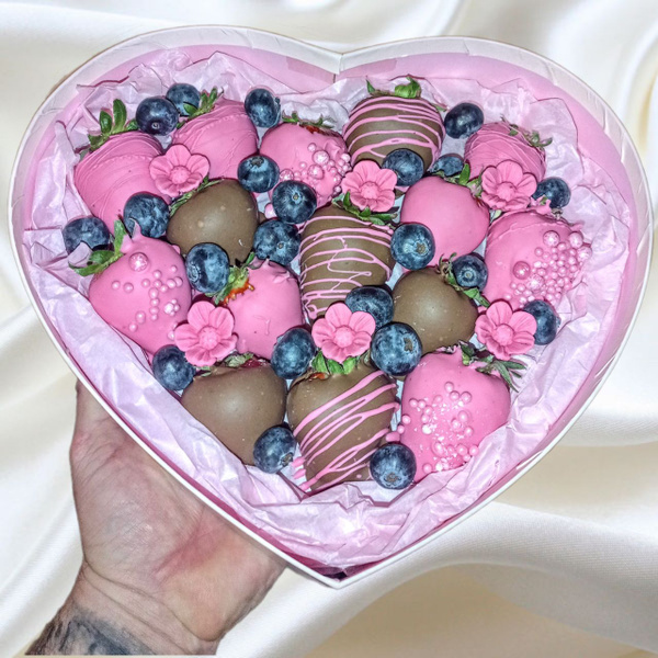 Клубника в шоколаде набор с ягодами и шоколадными цветами в коробке ...